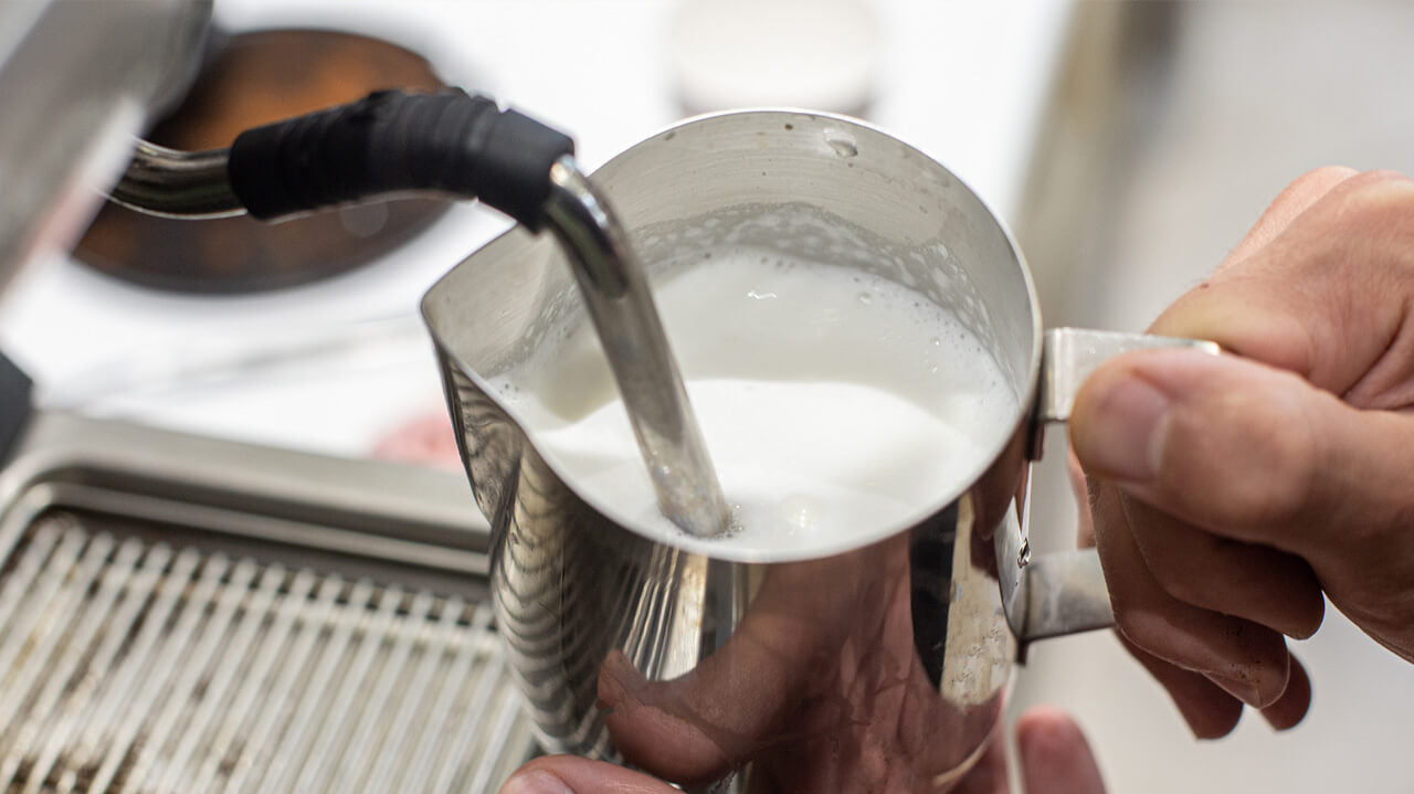 Der perfekte Milchschaum – Tipps & Tricks für cremigen Kaffee-Genuss
